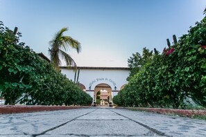 Property entrance - Hotel Playa de Cortes (Guaymas)