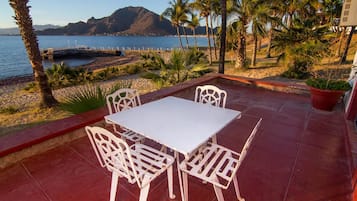朝食、ランチ、ディナーに営業 (多国籍料理)