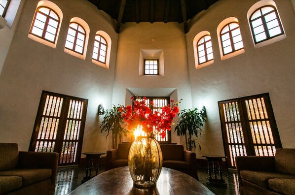 Lobby sitting area - Hotel Playa de Cortes (Guaymas)