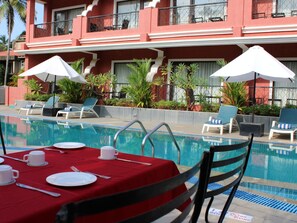 Petit déjeuner, déjeuner et dîner servis sur place, vue sur la piscine