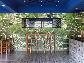 Se ofrece un desayuno bufé (450 INR por persona)