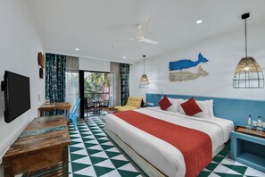 Sengetøy av topp kvalitet, dundyner, minibar og safe på rommet