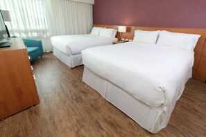 In-room safe, desk, laptop workspace, iron/ironing board - Staybridge Suites Guadalajara Expo by IHG (Zapopan)