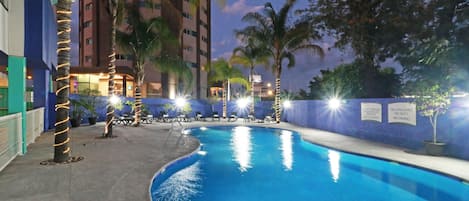 Piscine extérieure, chaises longues