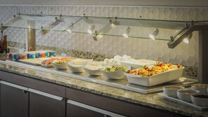 Café da manhã com buffet grátis todos os dias