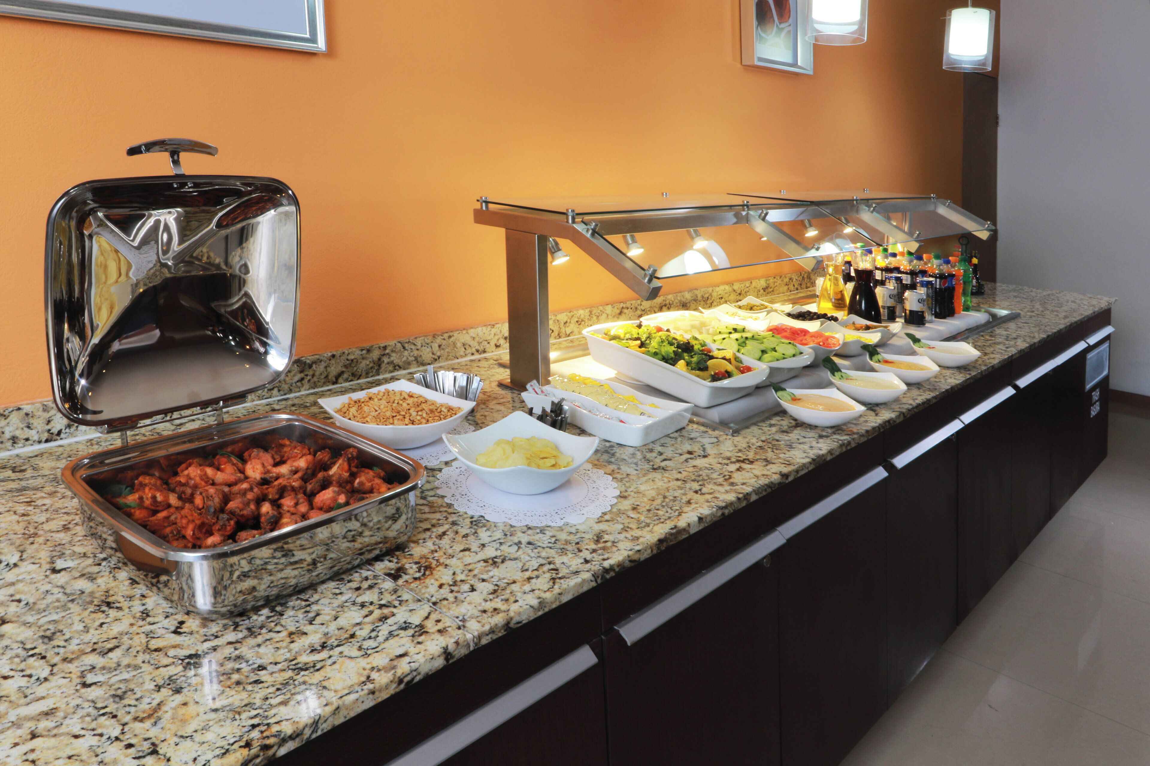 Buffet com diversos alimentos e acompanhamentos.