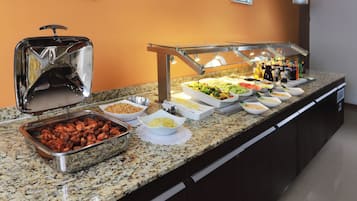 Buffet com diversos alimentos e acompanhamentos.