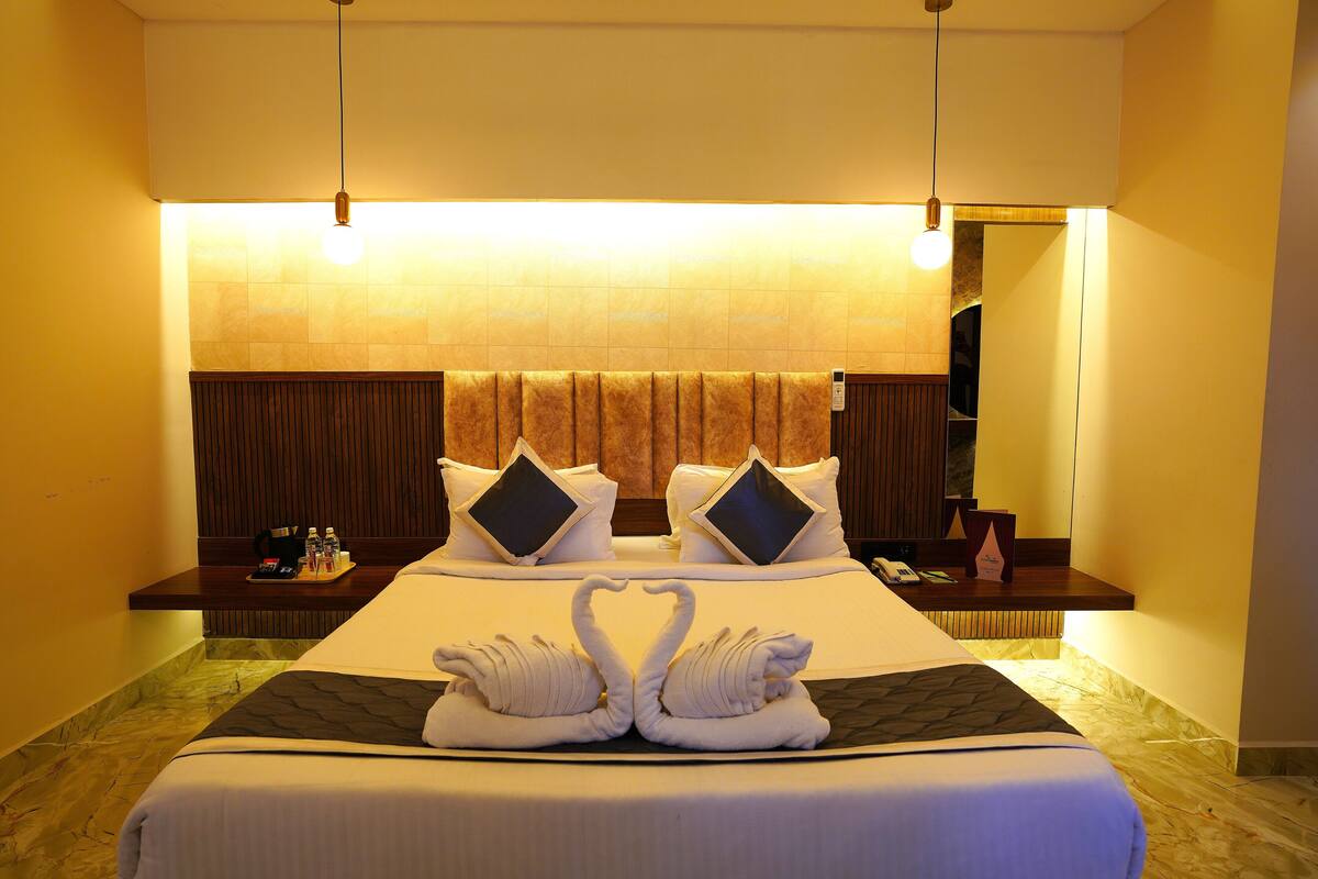 Premium Room, 1 King Bed | 1 bedroom, desk, rollaway beds, bed sheets