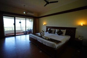 Deluxe Room | Desk, rollaway beds, bed sheets - Green Coconut Resort (Tirupporur)