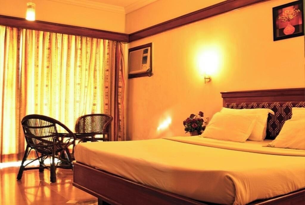 Desk, rollaway beds, bed sheets