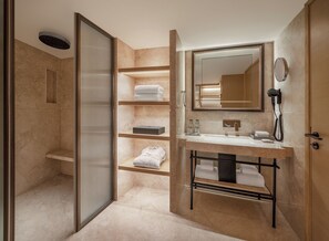 Douche, articles de toilette gratuits, chaussons, serviettes fournies