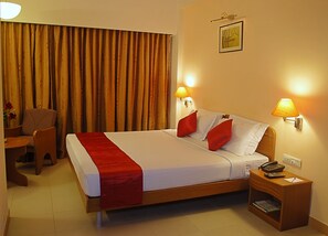 Caja de seguridad en la habitación, escritorio y cortinas blackout 