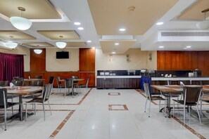 Breakfast, lunch, dinner served; international cuisine  - The Hotel Royal Plaza (Chennai)