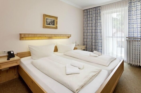 Hypo-allergenic bedding, individually furnished, blackout curtains