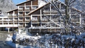 A multi-story hotel with a wooden facade and balconies. - Europark Hotel International (Fuessen)