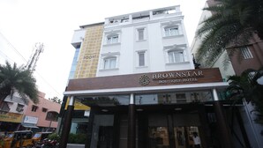 Un hotel llamado 'Brownstar Boutique Hotel' con una fachada moderna, grandes ventanales y una entrada visible.