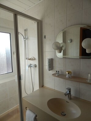 Een douche, gratis toiletartikelen, een haardroger, pantoffels
