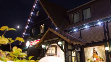 Vista frontal de la propiedad por la tarde o noche