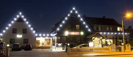 住宿正面 (夜晚)