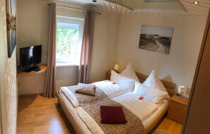 Premium bedding, down comforters, in-room safe, desk - Hotel Kaiserquelle (Salzgitter)