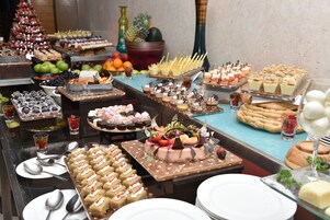 每日供应外卖早餐（每人 INR 750）