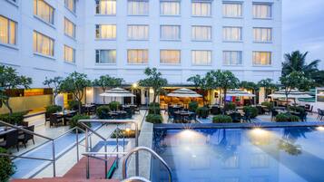 Superior Room, 1 Queen Bed | Swim-up bar