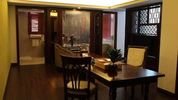 Art Deco Grand Suite | In-room dining