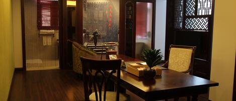 Yksiö, Puutarhanäköala | Ruokailu omassa huoneessa