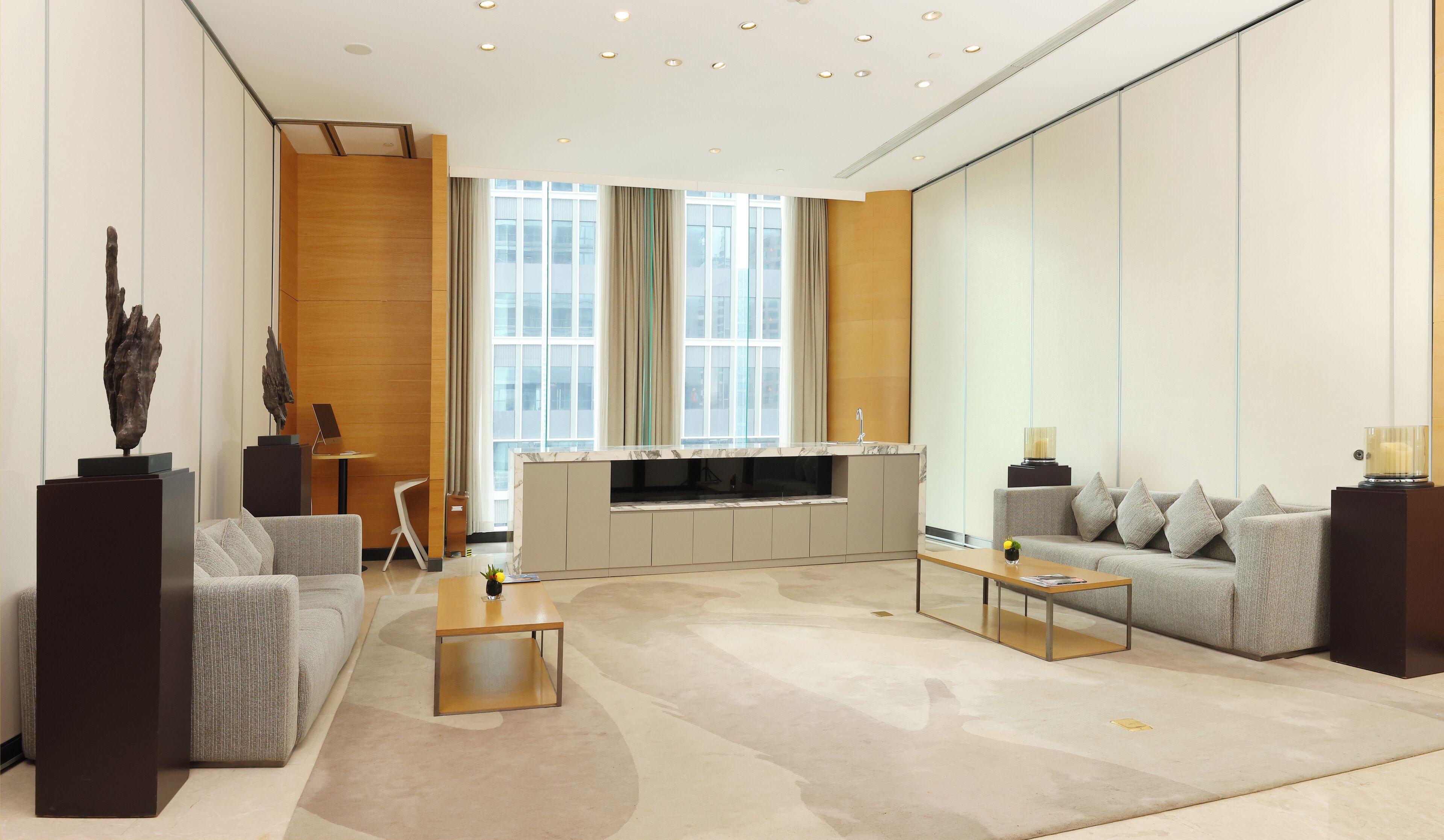 Een moderne woonkamer met een bank, salontafel en een tv-meubel.