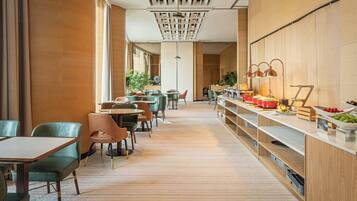 Daily buffet breakfast (CNY 80 per person)