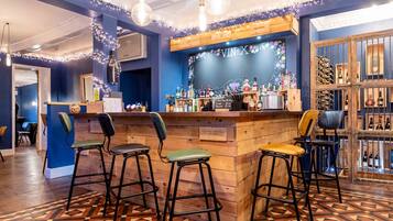 2 bars/lounges
