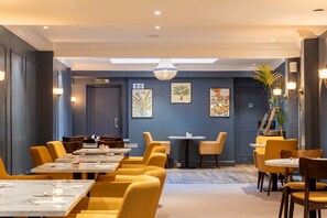 2 restaurants, breakfast, lunch, dinner served; British cuisine 