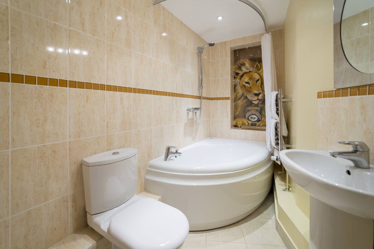 themed twin room | bathroom | free toiletries, hair dryer, towels, soap