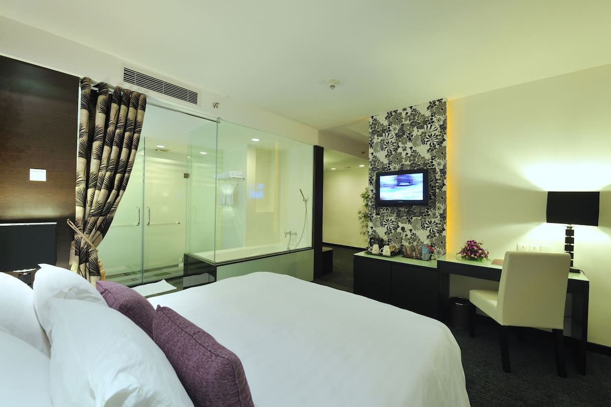 Executive Suite, 1 King Bed | Bathroom | Combined shower/tub, hair dryer, towels