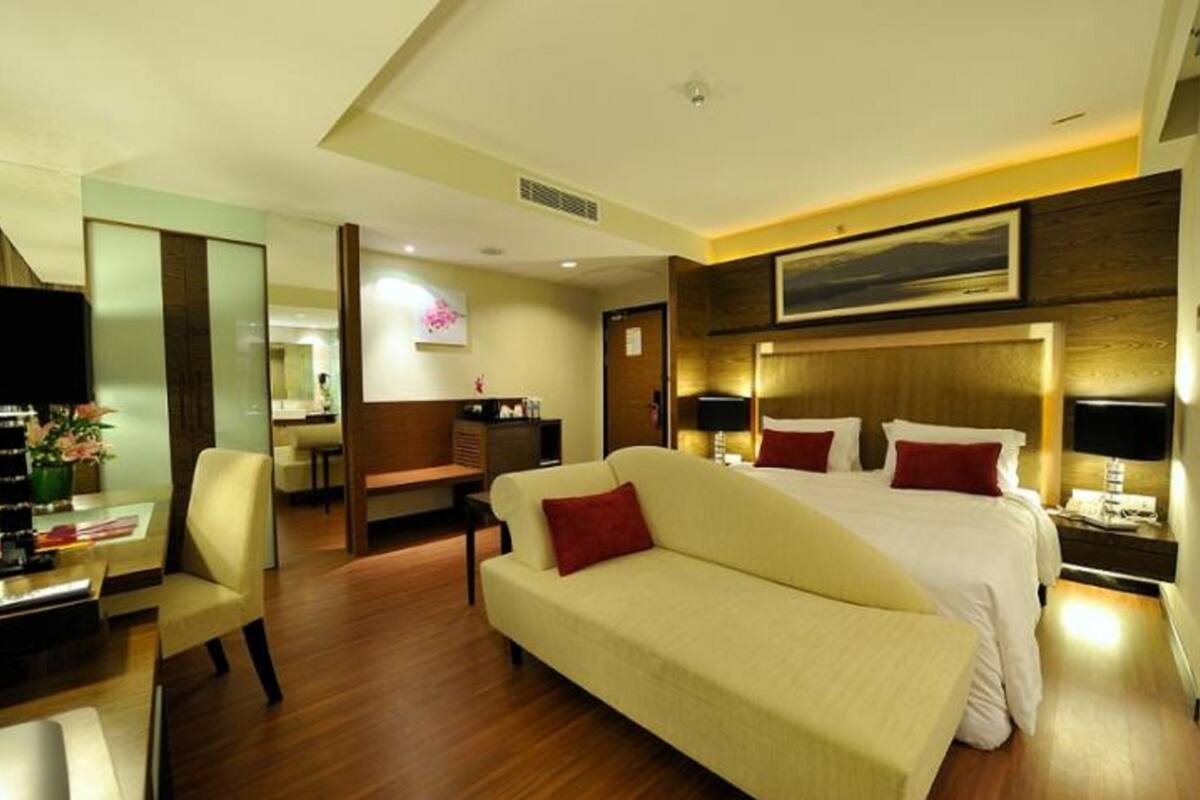 Grand deluxe | In-room safe, iron/ironing board, bed sheets