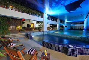 Indoor pool, outdoor pool - Grand Borneo Hotel (Kota Kinabalu)