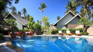Outdoor pool, pool umbrellas, sun loungers - Samui Heritage Resort (Koh Samui)