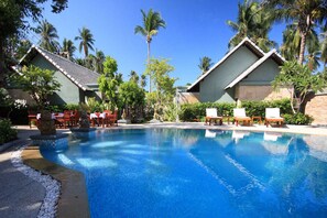 Outdoor pool, pool umbrellas, sun loungers - Samui Heritage Resort (Koh Samui)