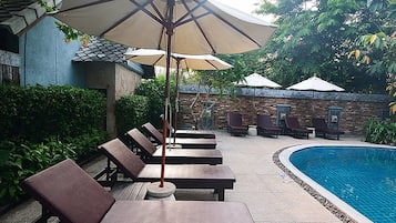 Outdoor pool, pool umbrellas, sun loungers