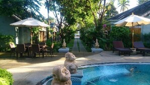Outdoor pool, pool umbrellas, sun loungers - Samui Heritage Resort (Koh Samui)