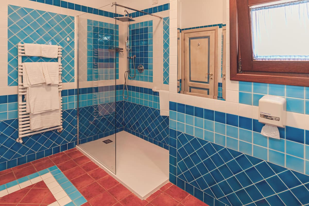 deluxe double room | bathroom | shower, rainfall showerhead, free toiletries, hair dryer