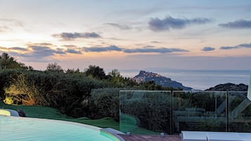 Piscine extérieure, parasols de plage, chaises longues