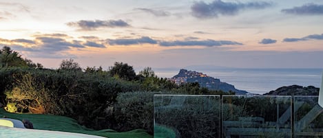 室外泳池;08:30 至 19:30 開放;泳池傘、躺椅