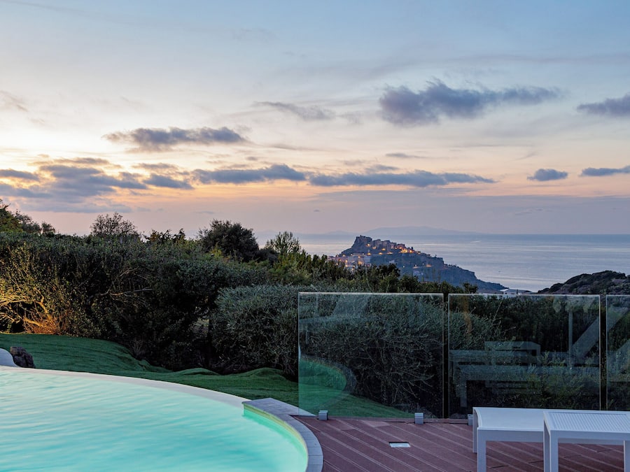 Außenpool, geöffnet von 08:30 Uhr bis 19:30 Uhr, Sonnenschirme