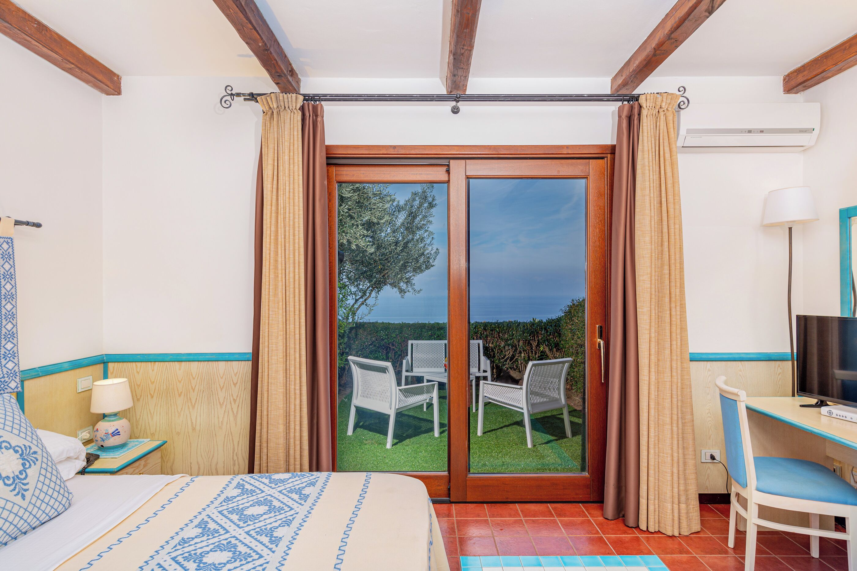 Italiaanse Frette-lakens, luxe beddengoed, pillowtop-bedden, een minibar