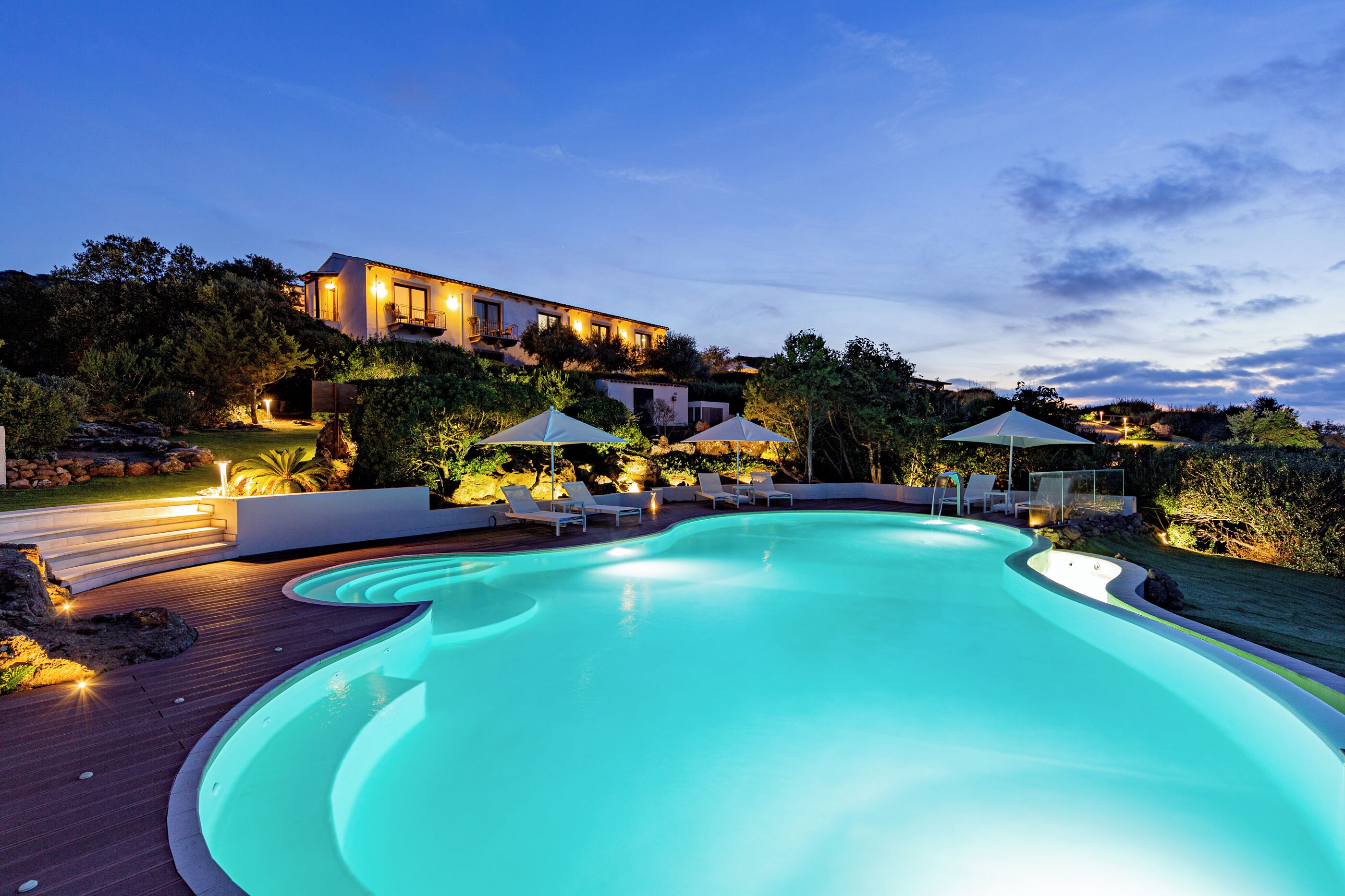 Piscine extérieure, parasols de plage, chaises longues