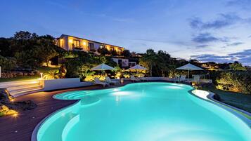 Piscina all'aperto, ombrelloni da piscina, lettini