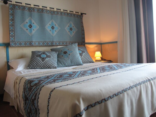 Frette Italian sheets, premium bedding, pillowtop beds, minibar