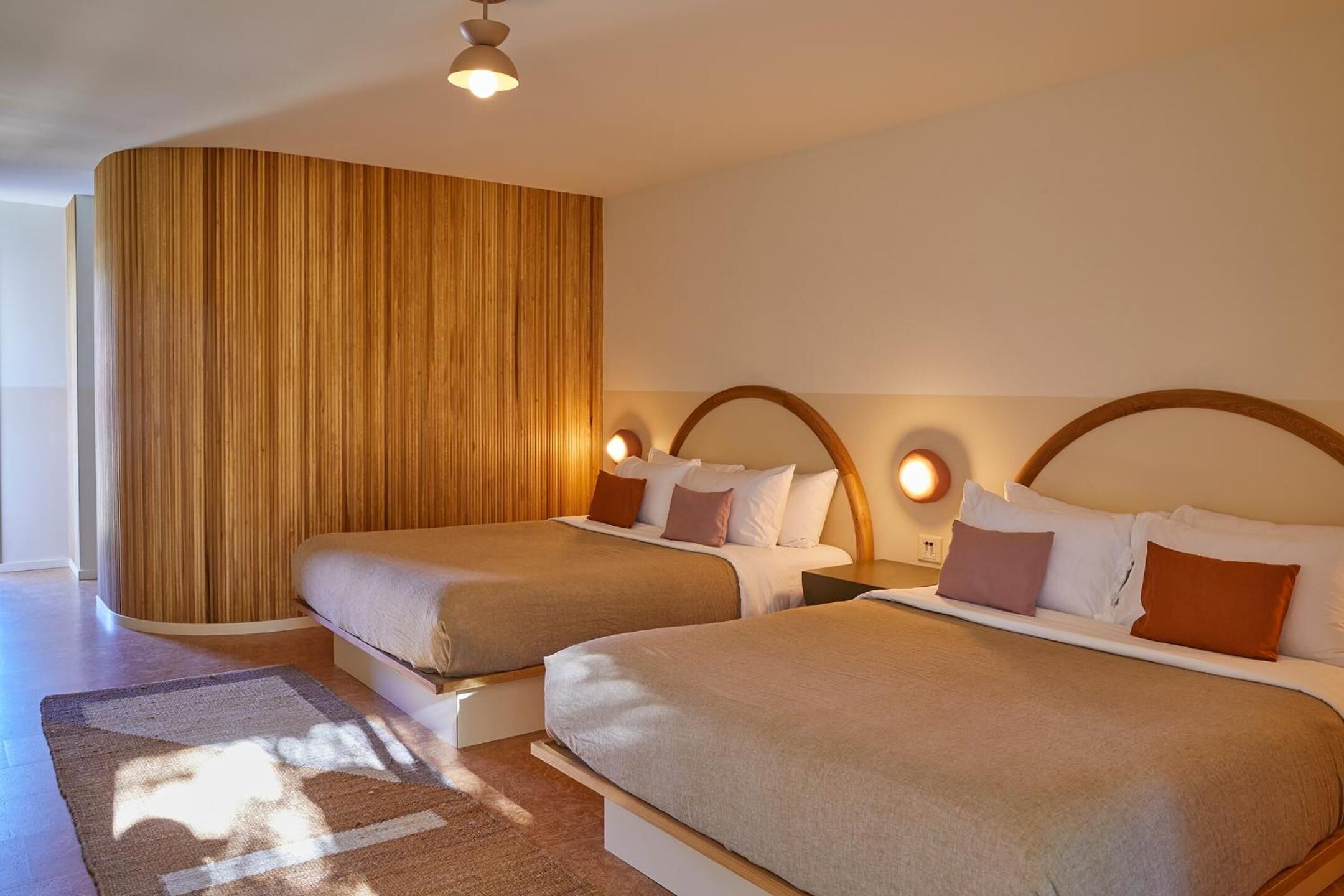 Escritorio, tabla de planchar con plancha, wifi gratis y ropa de cama 