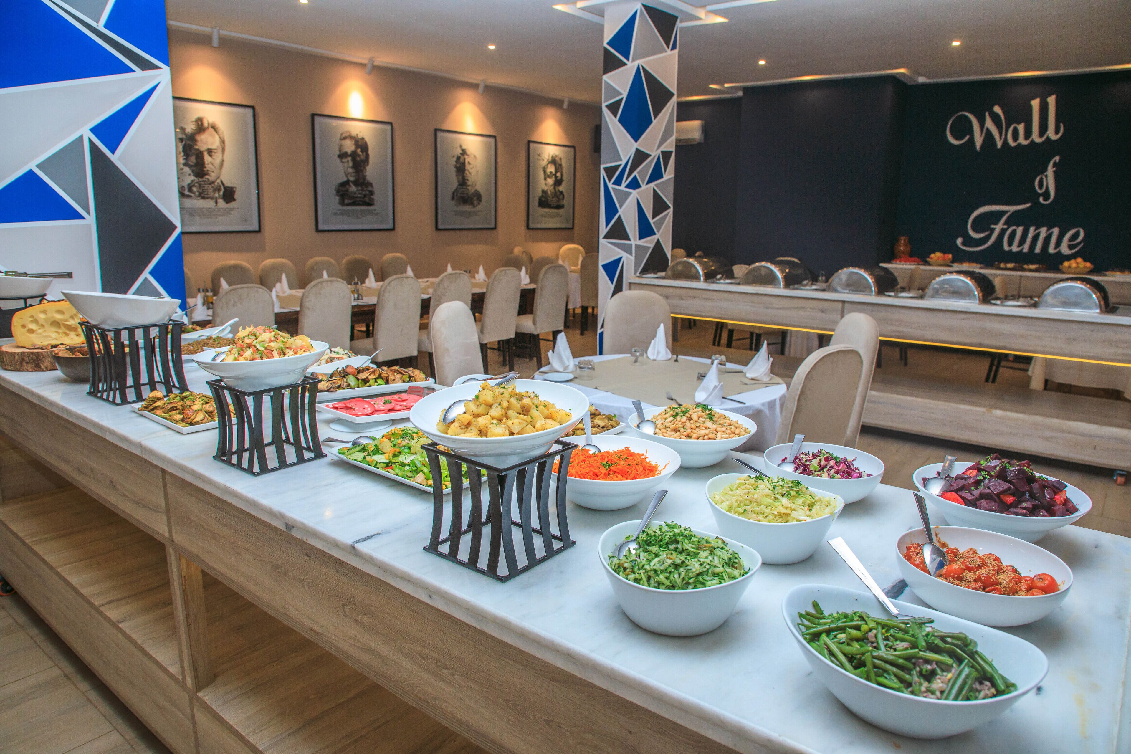 2 restaurants, breakfast served